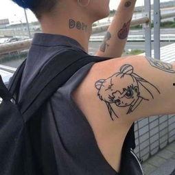 纹身男吃瓜,揭秘街头文化中的另类生活态度