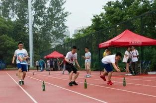 沈职操场吃瓜,校园生活趣味瞬间