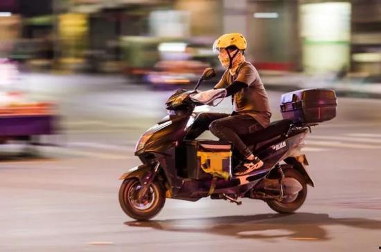 外卖骑手的吃瓜