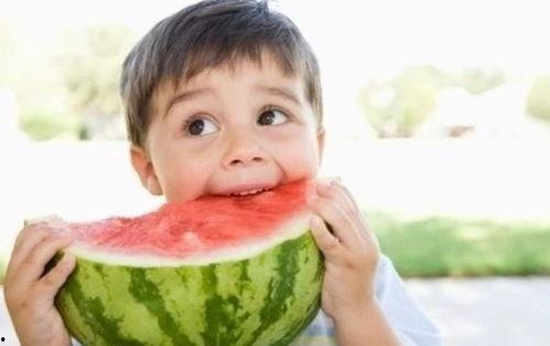 儿童夏日吃瓜